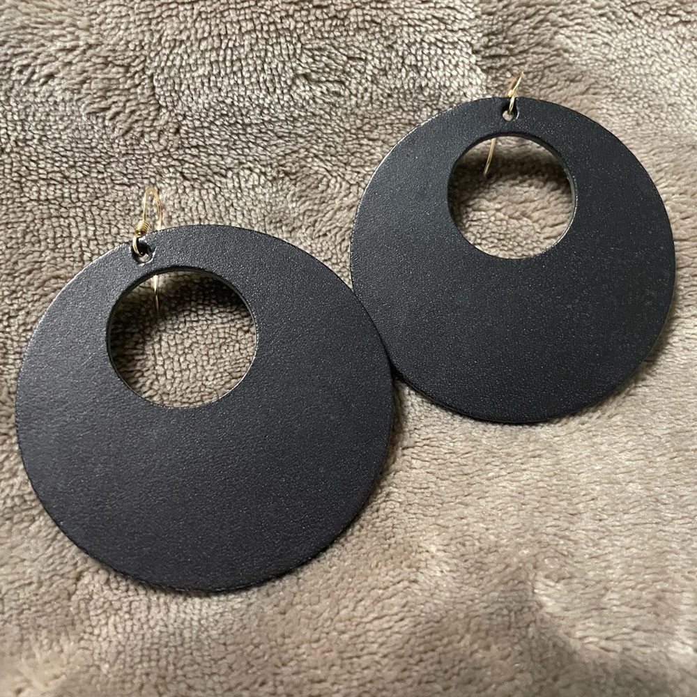 Black circle leather earrings.